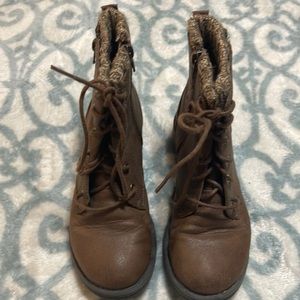Girls brown boots.